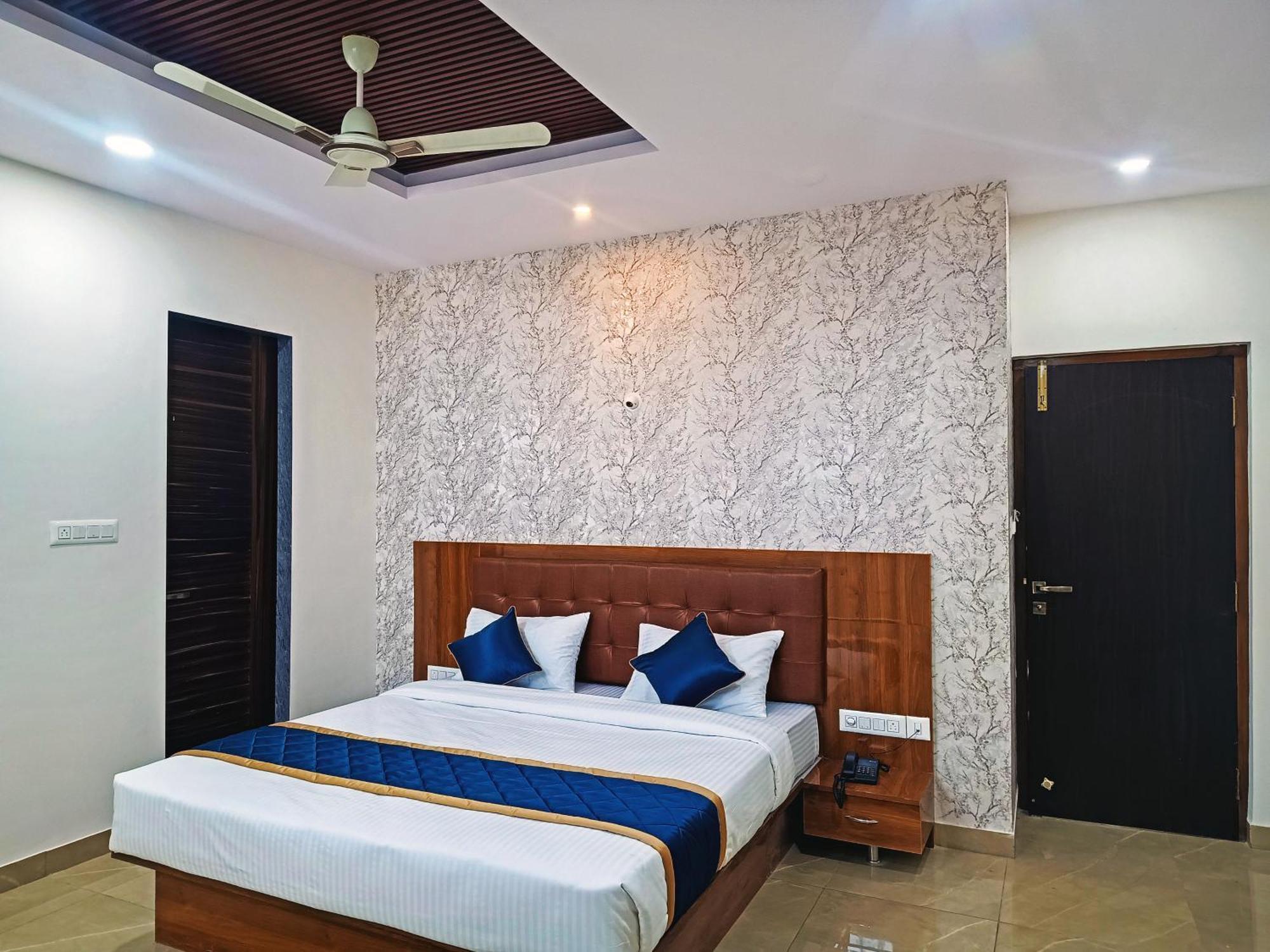 Hotel Achhu Palace Бангалор Экстерьер фото