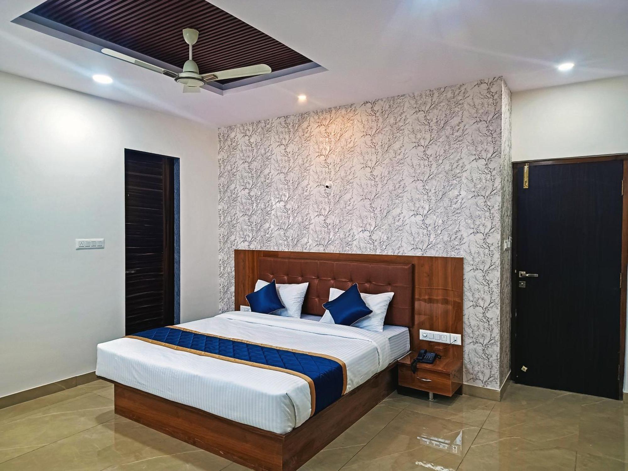 Hotel Achhu Palace Бангалор Экстерьер фото