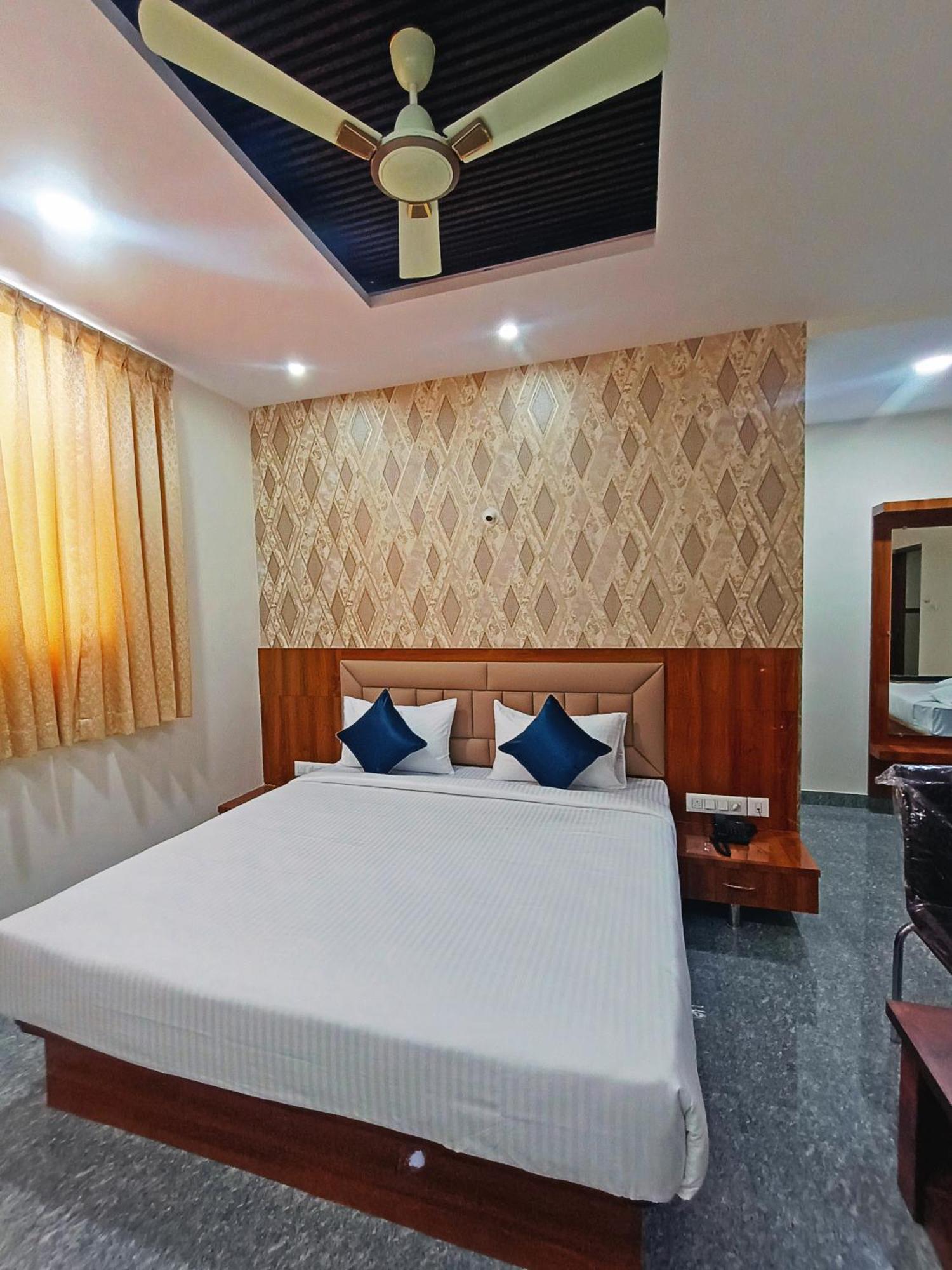 Hotel Achhu Palace Бангалор Экстерьер фото